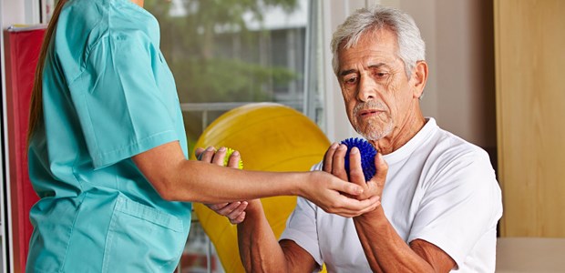 Bessere Therapie rechnet sich Senior mit Igelball bei der Therapie.
