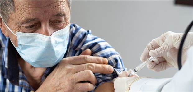 Grippeimpfung: Oft fehlt den Patienten das Risikobewusstsein Senior wird gegen Influenza geimpft