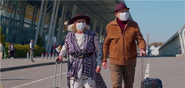 STIKO warnt vor Kreuzfahrten und Hochrisikogebieten Senioren am Flughafen: Besonders Menschen mit erhöhten COVID-Risiken sollten Reisen in Pandemiezeiten sorgfältig vorbereiten (Symbolbild).