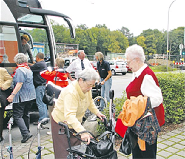 Vom Pillendreher zum Busfahrer Senioren eines Altenheims haben den Ausflug genossen.