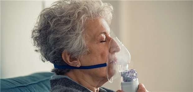 Senioren haben ein erhöhtes Risiko für schwere RSV-Infektionen. Therapiert werde kann nur symptomatisch, wie hier mit Inhalation. (Symbolbild mit Fotomodell).