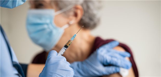 Senioren haben weiterhin ein erhöhtes Risiko für einen schweren COVID-19-Krankheitsverlauf und sollten daher regelmäßig geimpft werden.
