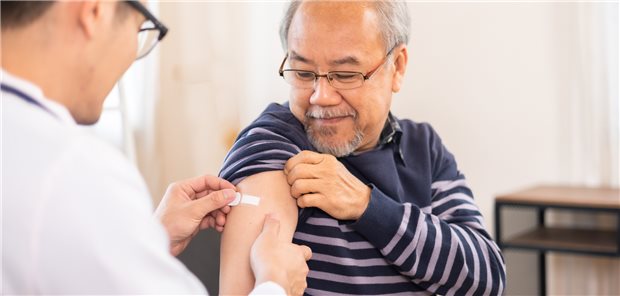 Seniorenimpfung: Zur Prävention von Atemwegsinfektionen könnte es für ältere Erwachsene schon im Herbst außer dem Schutz gegen Influenza und Pneumokokken auch Schutz gegen RSV geben.