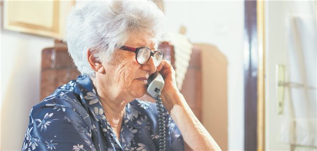 Seniorin am Hörer: Auch 2021 wendeten sich die meisten Ratsuchenden telefonisch an die UPD.