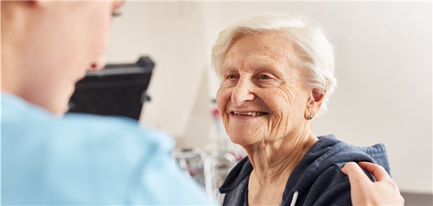 Seniorin im Gespräch: In Deutschland hat man sich gegen ein systematisches Mammografie-Screening nach dem 69. Lebensjahr entschieden. 