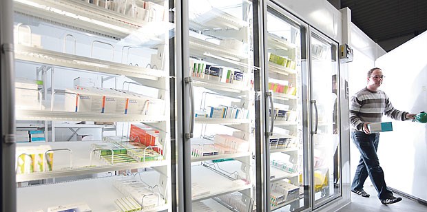 Separater Kühlraum der Schloss Apotheke für thermolabile Arzneimittel und Impfstoffe.