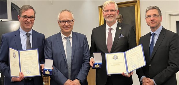 Sergyi Gychka (2.v.l.), Chef-Pathologe der Nationalen Medizinischen Oleksandr-Bohomolez-Universität Kiew, überreicht Hans-Ulrich Schmidt (2.v.r.) und Thomas Erler (ganz links) die Ehrendoktorwürden im Beisein des Potsdamer Oberbürgermeister Mike Schubert.