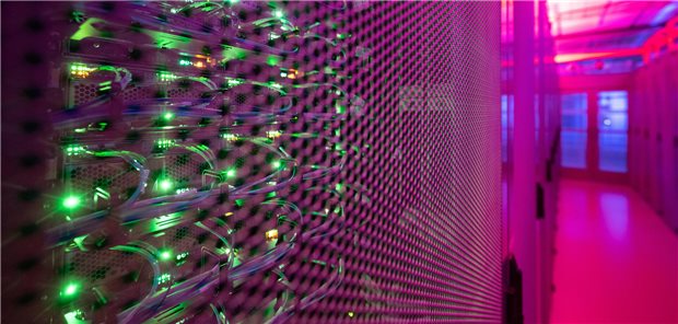 Serverschrank in einem Rechenzentrum: In Rechenzentren stehen auch die TI-Gateways, die Praxen einen Anschluss an die TI über die Cloud anbieten.