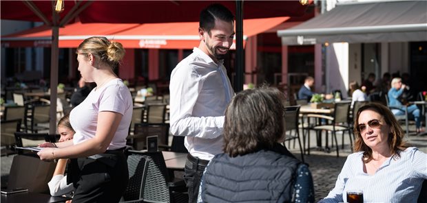 Saarland als Schrittmacher: Ende von 3G im Freien Servicekräfte in Saarbrücken ohne Mundschutz: Die Corona-Regeln werden in Kürze im Saarland im Freien aufgehoben.