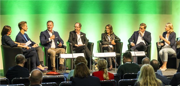 Session zur Digitalisierung beim Hauptstadtkongress (von links nach rechts): Moderatorin Kerstin Mitternacht (Ärzte Zeitung), Matthias Mieves (SPD, Bundestagsabgeordneter), Dr. Markus Leyck Dieken (gematik), Gerhard Hacker (CANCOM GmbH), Susanne Steidl (Prospitalia Group), Dr. Gottfried Ludewig (T-Systems) und Dr. Susanne Ozegowski (Abteilungsleiterin im Bundesgesundheitsministerium).