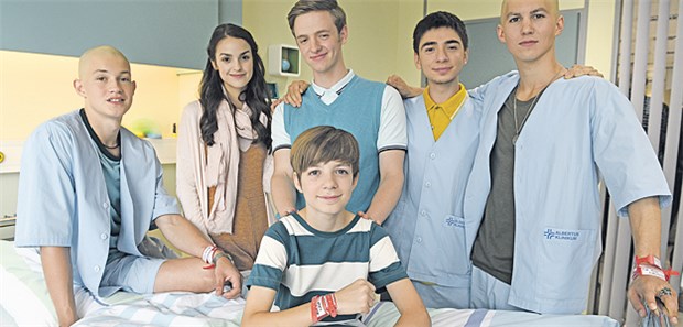 Junge Krebspatienten als Hauptdarsteller Setting der Vox Fernsehserie „Club der roten Bänder“ ist eine Krebsstation.