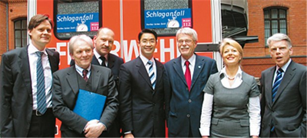 Berliner Allianz gegen den Schlaganfall Setzen sich für mehr Aufklärung der Bevölkerung über die Symptome des Schlaganfalls ein: Professor Matthias Endres, Professor Karl Max Einhäupl, beide von der Charité, Karsten Göwecke von der Feuerwehr, Gesundheitsminister Dr. Philipp Rösler, Staatssekretär Dr. Hans Gerhard Husung, Birgit Härtle und Professor Andreas Barner von Boehringer (v.l.). © Harloff
