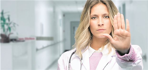 Sexuelle Belästigung im medizinischen Bereich betrifft oftmals Frauen – aber auch zahlreiche Männer. 