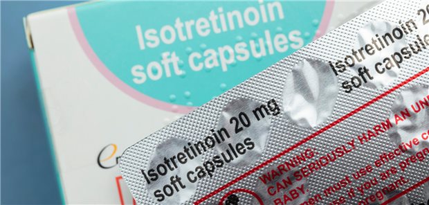 Shirin Emtenani und ihre Mitforschende von der Universität Lübeck betonen, dass trotz des statistisch signifikant erhöhten Risikos für schwere Hypertriglyzeridämien und AST-Erhöhungen in den ersten drei Monaten einer Isotretinoinbehandlung das absolute Risiko für solche Ereignisse mit 0,4 Prozent bzw. 0,2 Prozent gering sei.