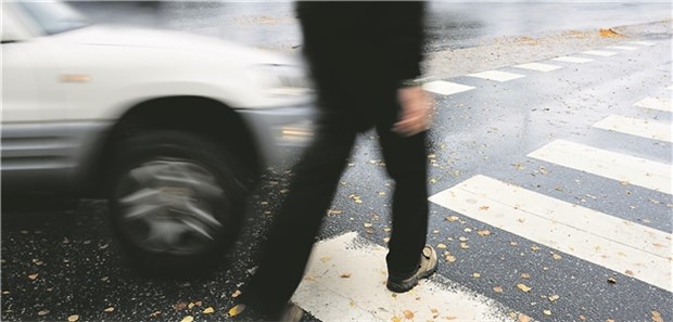 Erhöhtes Unfallrisiko für Fußgänger Sicher im Straßenverkehr? Nicht jeder Patient ist sich bewusst, dass Medikamente auch die eigene Gehfähigkeit beeinflussen können.