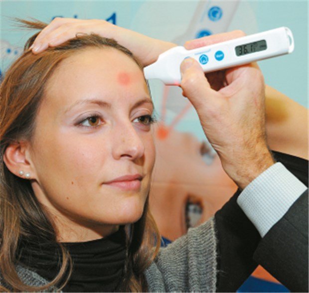 Der Schweinegrippe auf der Spur Sicher kein H1N1: Nur 36 Grad zeigt dieses Infrarotthermometer (Halle 12/B74).