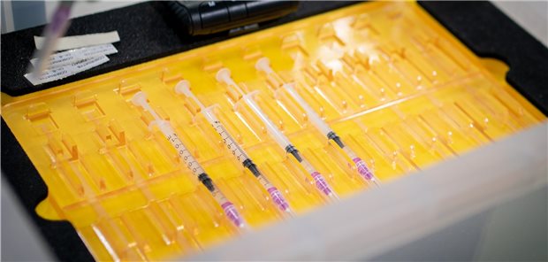 Corona-Vakzine Comirnaty darf in Spritzen transportiert werden Spritzen mit Coronaimpfstoff Comirnaty