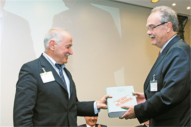 Deutschland ist führend bei der Selbstmedikation Sichere Selbstmedikation war sein Anliegen: Dr. Bernd Eberwein (l.) wird als Geschäftsführer vom Vorsitzenden Hans-Georg Hoffmann verabschiedet.