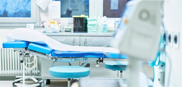 Sicherheit für Patienten und Mitarbeiter geht vor – unter Umständen können sich Praxen deshalb auch die Anschaffung neuer Therapieliegen fördern lassen. 