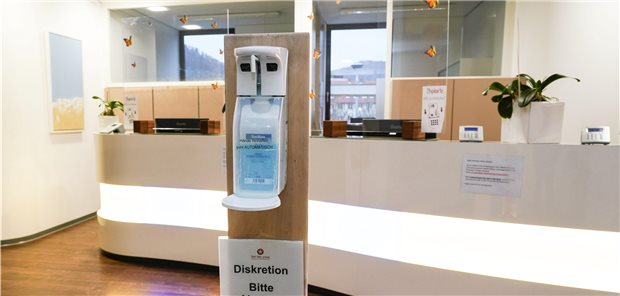 Menschen fühlen sich beim Arzt sicherer als in der Bahn Sicherheit wird großgeschrieben: Arztpraxis in der Pandemie.