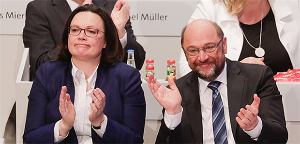 Weg frei für GroKo-Gespräche – Schulz verspricht Nachverhandlungen Sichtlich erleichtert: SP-Fraktionsvorsitzende Andrea Nahles und SPD-Partei-Chef Martin Schulz nach der knappen Abstimmung mit 362 Ja- zu 279 Nein-Stimmen.