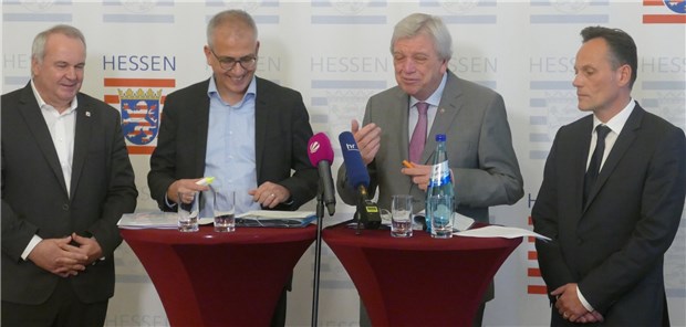 Hessen betont Stärke der Gesundheitswirtschaft Sichtlich zufrieden mit der Arbeit der IGH: v.l. Volker Weber (IG BCE), Wirtschaftsminister Tarek Al-Wazir, Ministerpräsident Volker Bouffier und OlafWeppner (Sprecher Abbvie Deutschland).