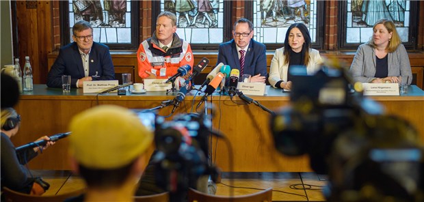 China-Rückkehrer nicht mit 2019-nCoV infiziert Sie erörterten die Lage der 20 China-Rückkehrer auf einer Pressekonferenz (v.l.): Professor Matthias Pross, Chefarzt an den DRK Kliniken Berlin-Köpenick, Christian Reuter, Generalsekretär und Vorsitzender des Vorstandes des Deutschen Roten Kreuzes (DRK), Oliver Igel (SPD), Bezirksbürgermeister Treptow-Köpenick, Dilek Kalayci (SPD), Berlins Senatorin für Gesundheit, Pflege und Gleichstellung, und Lena Högemann, Pressesprecherin der Senatsverwaltung für Gesundheit, Pflege und Gleichstellung.