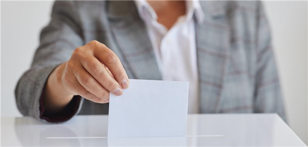 Karl Lauterbach darf fest mit seiner Wiederwahl rechnen Sie haben die Wahlchancen der Kandidaten in der Hand: Bürger geben in einem Wahllokal ihre Stimme ab.