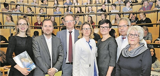 Schüler haben 1000 Fragen zu Organspenden Sie informierten die Schüler: Prof. Alena Buyx (UKSH), Staatssekretär Dr. Matthias Badenhop, Schulleiter Christian Stegmann, Dr. Stefanie Wailke (UKSH), Antje Winkler (DSO), Prof. Felix Braun (UKSH) und Heidrun Dreher (von links).