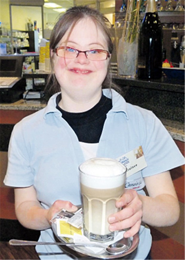 Eine kompetente Mitarbeiterin im Eissalon Sie ist grundehrlich, pflichtbewusst, lebhaft und lustig: Johanna Seip macht die Arbeit im Eissalon viel Spaß.