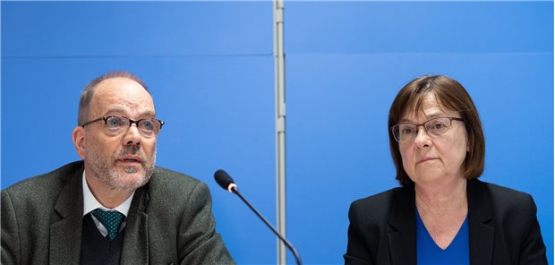 Gesundheitsministerin muss sich wegen Dienstwagens rechtfertigen Michael Ranft, Staatssekretär für Soziales, Gesunheit und Integration, spricht neben Ursula Nonnemacher (Bündnis 90/Die Grünen), Brandenburger Ministerin für Soziales, Gesundheit, Integration und Verbraucherschutz im März 2020