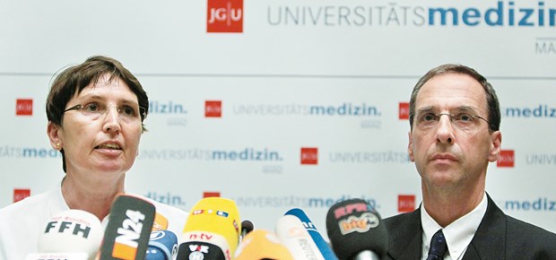 Transparenz und Offenheit sind bei Krisen hilfreich Sie stellten sich sofort den Fragen der Journalisten: Die Direktorin der Apotheke, Irene Krämer, und der Chef der Uniklinik Mainz, Norbert Pfeiffer.