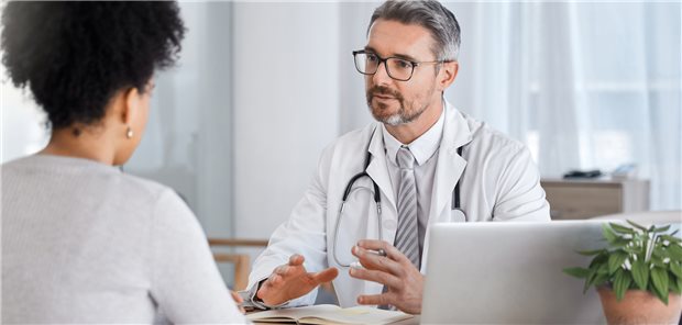 Sie zitieren falsche Experten und wecken falsche Erwartungen: Skeptiker nutzen immer die gleichen Strategien. Ärztinnen und Ärzte können sich auf solche Gespräche vorbereiten. (Symbolbild)