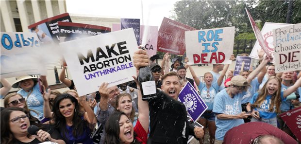 USA: Supreme Court kippt Recht auf Schwangerschaftsabbruch Sieg mit Sekt: Eine Gruppe Abtreibungsgegner feiert vor dem Gebäude des Obersten Gerichtshofs der USA nachdem der Oberste Gerichtshof das liberale Abtreibungsrecht gekippt hat.