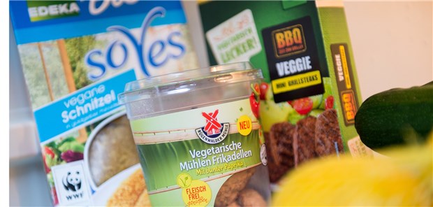 Das Gefühl, gesünder zu essen Sieht aus wie Fleisch, ist es aber nicht: Vegane Schnitzel, vegetarische Frikadellen und Veggie-Grillsteaks in einem Kühlschrank.