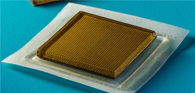 Sieht ein bisschen aus wie ein Schoko-Keks, ist aber ein Ultraschallaufkleber: Er misst etwa 2 cm2 im Durchmesser und ist 3 mm dick – etwa die Fläche einer Briefmarke.
