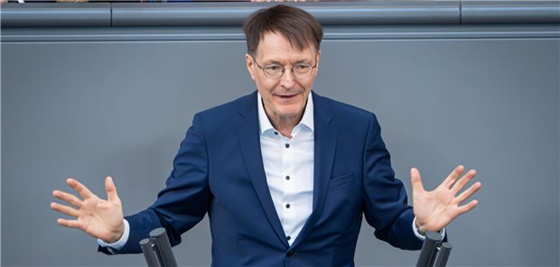 Sieht einen sich stabilisierenden Gesundheitsetat: Bundesgesundheitsminister Karl Lauterbach (SPD) am Donnerstag im Bundestag.