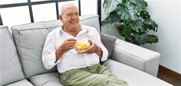 Sieht gemütlich und entspannt aus, birgt aber auch Risiken für die Gesundheit: Nach dem Sitzen auf dem Sofa sollte daher immer auch Bewegung folgen. (Symbolbild mit Fotomodell)