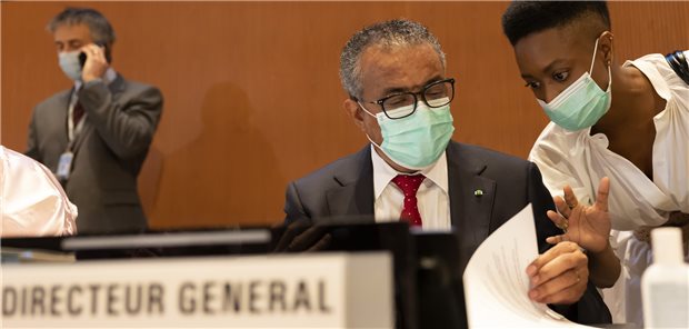 WHO erklärt Affenpocken-Ausgabe zur internationalen Notlage Tedros Adhanom Ghebreyesus, left, Director General of the World Health Organization (WHO), talks with a WHO's staff, prior the first day of the 75th World Health Assembly at the European headquarters of the United Nations in Geneva, Switzerland, Sunday, May 22, 2022.