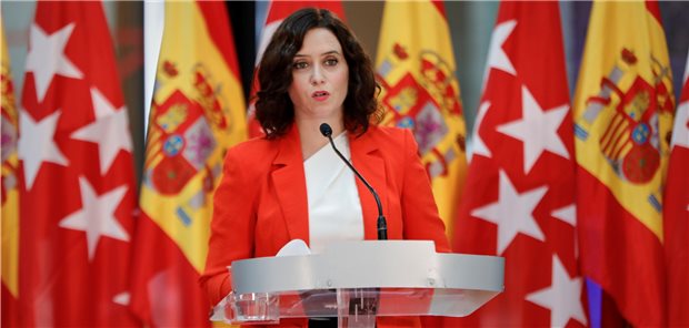 Madrid trudelt Lockdown entgegen Sieht sich heftigen Attacken der Zentralregierung ausgesetzt, die härtere Maßnahmen angesichts steigender Infektionszahlen fordert: Madrids Regionalpräsidentin Isabel Diaz Ayuso.