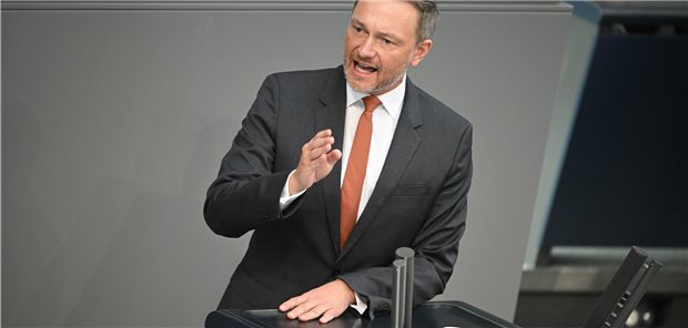 Bundesfinanzminister Lindner: „Wir müssen Ausgaben neu priorisieren“ Sieht sich mit völlig neuen finanzpolitischen Herausforderungen konfrontiert: Bundesfinanzminister Christian Lindner (FDP) am Sonntag in der Sondersitzung des Bundestags.