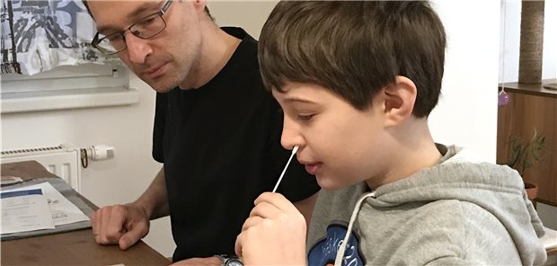 BfArM erwartet erste Corona-Selbsttests im März – SPD fordert Konzept Corona-Selbsttest bei einem Schüler in Österreich