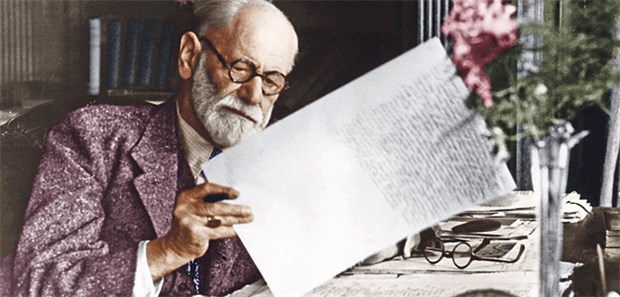 Keine Ruhe auf der Couch Sigmund Freud bei der Arbeit am Schreibtisch, ein Foto aus dem Jahr 1938.