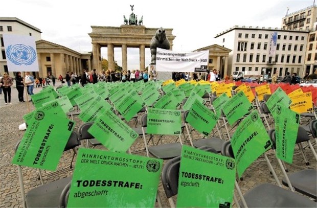 Weltweit geht die Zahl der Exekutionen weiter zurück Signal gegen die Todesstrafe: Amnesty-Vertreter protestieren im vergangenen Jahr vor dem Brandenburger Tor in Berlin.