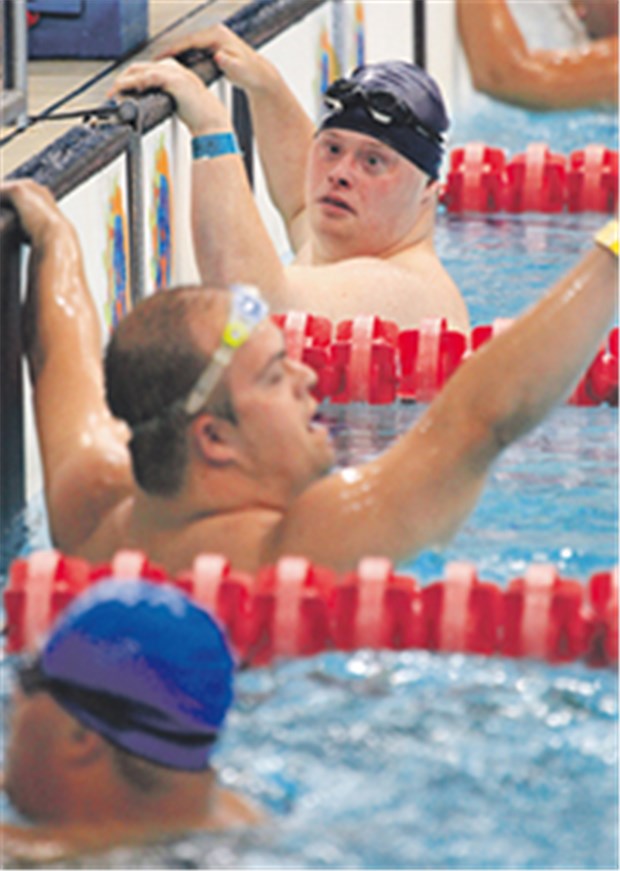 "Unser Einsatz gibt Lebensqualität zurück" Silber über 200 Meter Freistil schaffte André Noé mithilfe der Special Olympics Deutschland - einem der Bewerber für den Charity-Award.