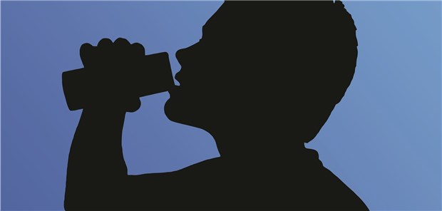 Deutsche Schüler stehen auf den roten Bullen Silhouette von Kind mit Energy-Drink: Jungs trinken einer Befragung zufolge häufiger Energy-Drinks als Mädchen.
