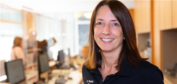 Silke Teufel steht in der Arztpraxis, in der sie arbeitet.