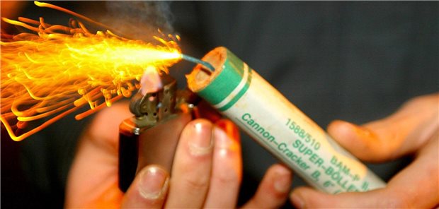 Beleidigungen, Beschimpfungen, Böllerbeschuss: Einsatzkräfte leiden unter Gewalt Silvesterböller gegen Einsatzkräfte: Das erleben Feuerwehr, Polizei und Rettungsdienst nicht unbedingt nur an Silvester.