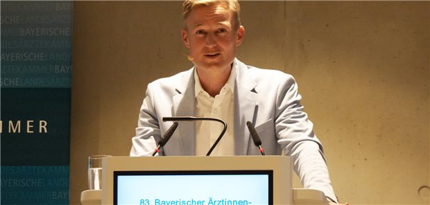 Simon Schnetzer beim Bayerischen Ärztetag: Der Jugendforscher berichtete den Delegierten über Wünsche, Motive und Kontaktpunkte der jungen Ärztinnen und Ärzte aus der Generation Z. 