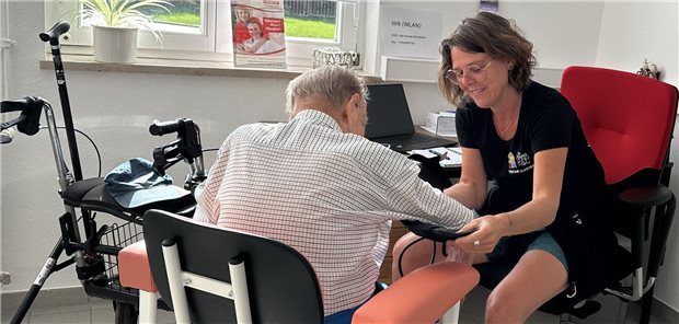 Simone Günther mit einem Patienten im „Versorgt am Ort“-Raum.
